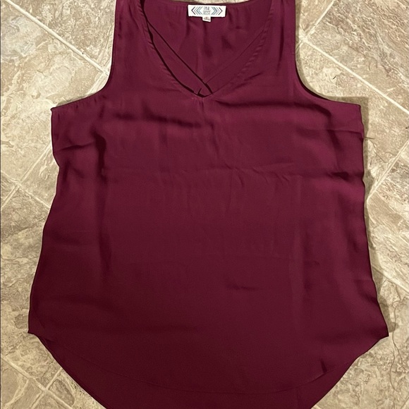 Sleeveless Blouse - Picture 2 of 4